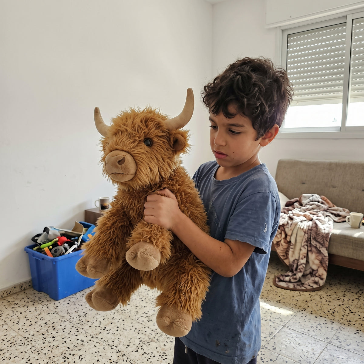 ילד מחזיק את אפה בשתי ידיים בחדר