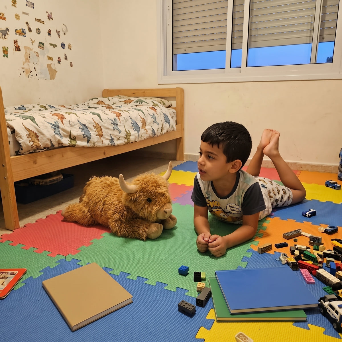 ילד שוכב על מזרן פאזל ליד אפה