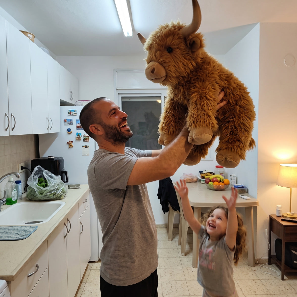 אבא מרים את אפה גבוה, והבת שלו מושיטה ידיים