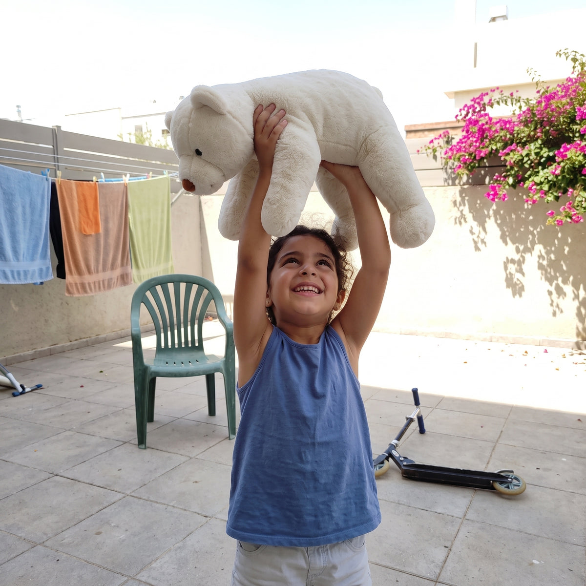 ילדה מרימה את פולי מעל הראש בחצר