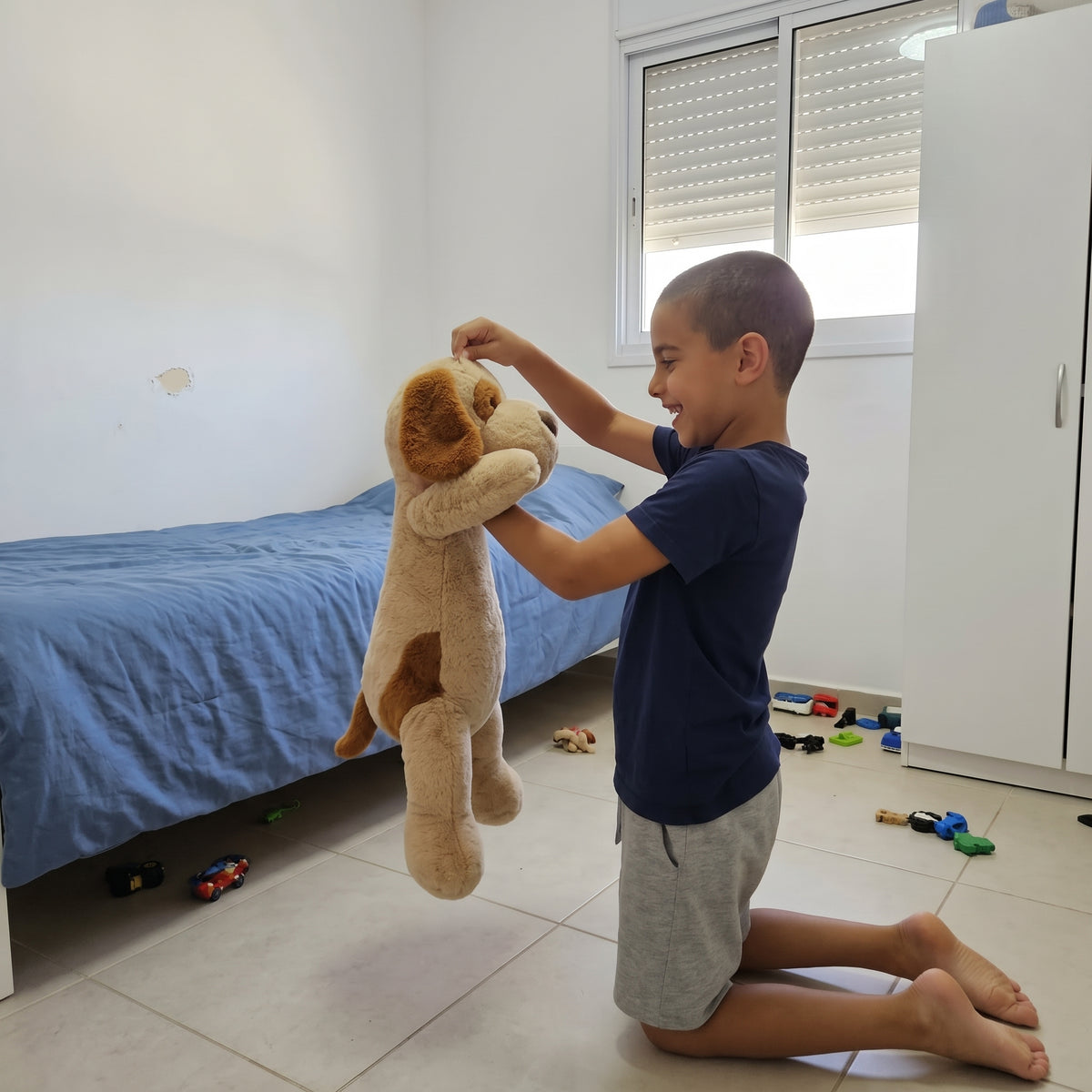 ילד מרים את שוקו מול הפנים בחדר